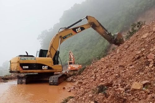 Quốc lộ 8A sạt lở, đường lên cửa khẩu Cầu Treo bị chia cắt