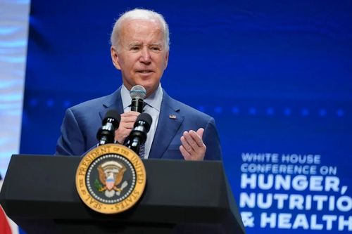 Tổng thống Mỹ Joe Biden tìm nghị sĩ quá cố giữa hội nghị