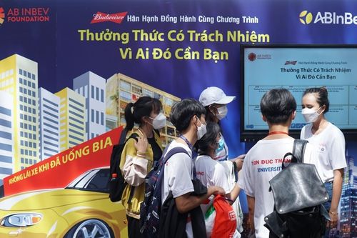 Sinh viên Đại học Tôn Đức Thắng cam kết tham gia giao thông có trách nhiệm