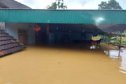Nước lũ dâng cao, nhiều thôn xóm ở Nghệ An bị cô lập