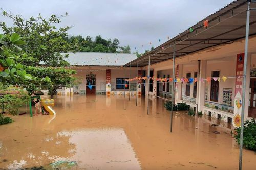 Hơn 380 trường cho học sinh nghỉ do ngập lụt