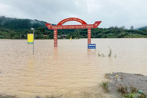 Lũ cô lập hàng nghìn hộ dân ở Hà Tĩnh, giao thông tê liệt