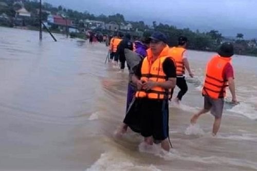 Đi khám bệnh về, hai vợ chồng ở Nghệ An bị lũ cuốn mất tích