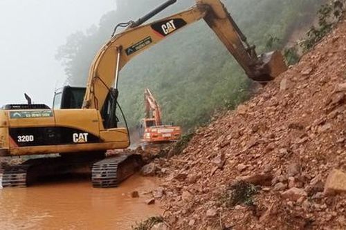 Quốc lộ 8A sạt lở, đường lên Cửa khẩu quốc tế Cầu Treo bị chia cắt