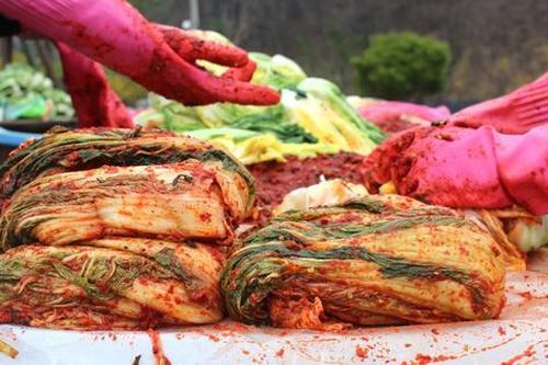 Người Hàn Quốc chuẩn bị bước vào mùa làm kim chi truyền thống với nỗi lo đè nặng trên vai
