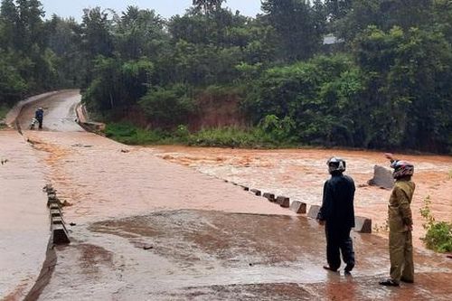 Quảng Trị: Không để dịch bệnh bùng phát do ô nhiễm môi trường sau mưa bão