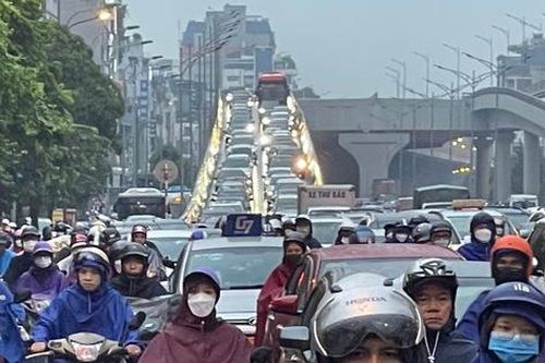 Mưa giờ tan tầm, người Hà Nội nhích từng mét về nhà