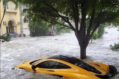 'Siêu bão tận thế' Ian cuốn siêu xe triệu đô từ trong nhà ra phố, chủ xe bất lực đứng nhìn
