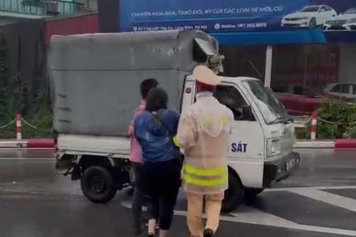CSGT kịp thời cứu người phụ nữ có ý định nhảy cầu Chương Dương