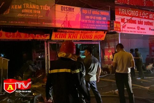 Cháy 3 nhà liền nhau trên phố Nhân Hòa