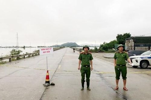 Quốc lộ 1A ở Hà Tĩnh nước ngập sâu, cấm phương tiện qua lại