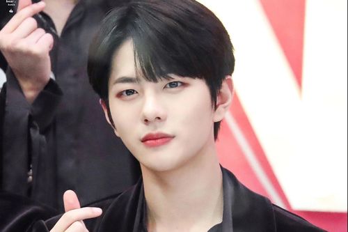 Nam ca sĩ Hàn Quốc bị gãy xương mặt