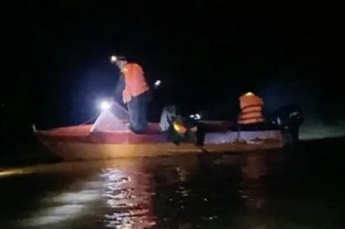 Hai vợ chồng bị lũ cuốn khi đi khám bệnh về