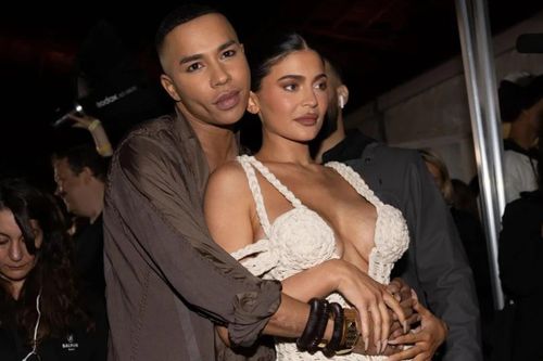 Kylie Jenner diện váy xẻ sâu tại hậu trường show thời trang