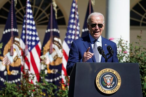 Ông Biden bị kiện vì xóa nợ cho sinh viên