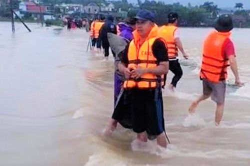 Tìm thấy thi thể 2 vợ chồng bị lũ cuốn