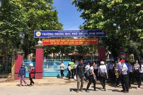 Mâu thuẫn ở nhà vệ sinh, nam sinh cầm dao rượt bạn