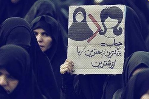 Người phụ nữ Iran bị bắt vì đi ăn mà không trùm khăn