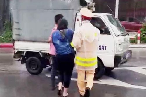 Kịp thời cứu một người phụ nữ định nhảy cầu Chương Dương