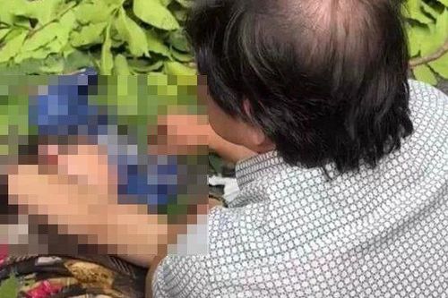 Cây cổ thụ đổ trúng người phụ nữ đi xe máy trên phố Hàng Mã
