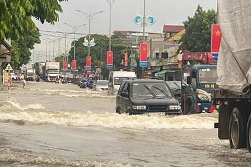 Quốc lộ 1A qua Nghệ An, Hà Tĩnh bị nước lũ chia cắt