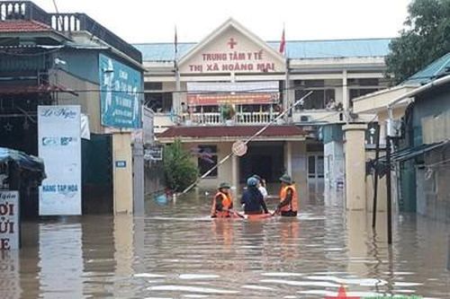 Lực lượng vũ trang tỉnh Nghệ An giúp dân ứng phó ngập lụt