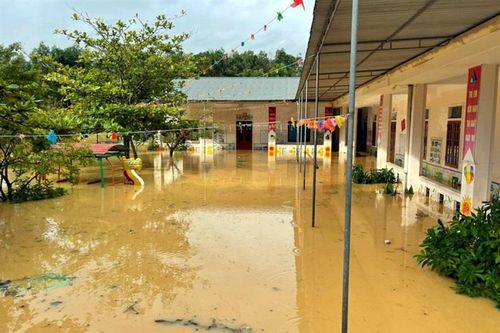 Nhiều trường học ở Hà Tĩnh, Nghệ An cho học sinh nghỉ học vì mưa lũ