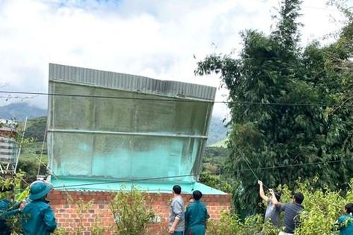 Bản nghèo hết bị cô lập, dân phấn khởi chở nhau đi chợ, đưa con đi học