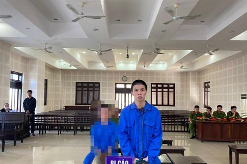 Đạp cửa nhà hàng xóm rồi mang kiếm ra chém người bị thương