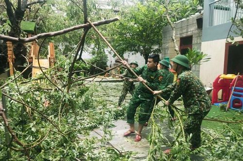 Sát cánh cùng nhân dân khắc phục thiệt hại sau bão số 4