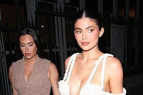 Kylie Jenner tạo thiện cảm nhờ vết rạn da trên ngực