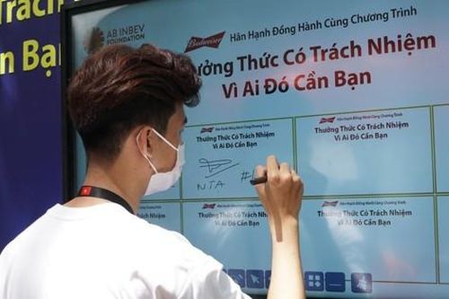 Sinh viên đại học Tôn Đức Thắng cam kết tham gia giao thông có trách nhiệm