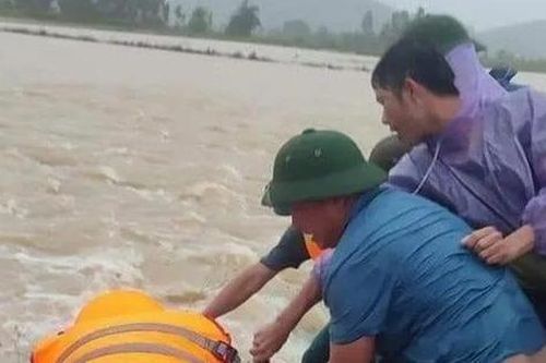 Tìm thấy thi thể hai vợ chồng bị nước lũ cuốn trôi ở Nghệ An