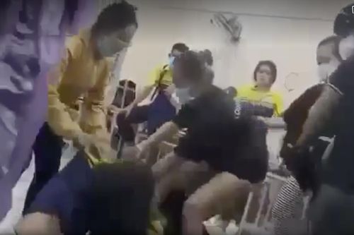 Nữ sinh gọi người ngoài vào trường đánh bạn xin thôi học