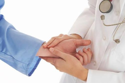 Đừng vì chiếc phong bì mà phủi sạch công lao của y bác sĩ