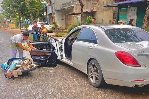 Nam thanh niên chạy xe máy tông gãy cửa Mercedes S400 đang đỗ bên đường