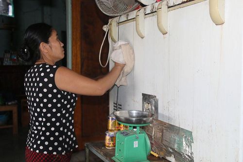 '2 giờ sáng lũ tràn vào nhà, tôi chỉ kịp ôm con bỏ chạy lấy người'