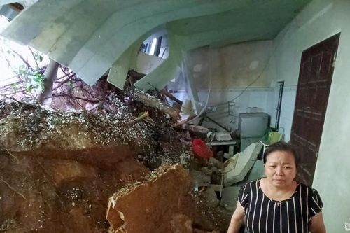 Cận cảnh điểm sạt lở dưới chân núi Dũng Quyết, TP. Vinh
