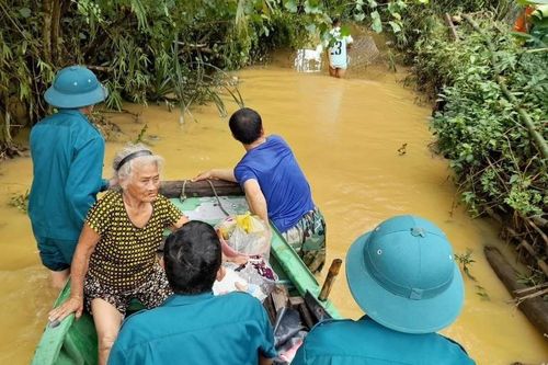 Nước sông Lam dâng cao, 76 hộ dân xã Hưng Hòa (thành phố Vinh) gấp rút sơ tán
