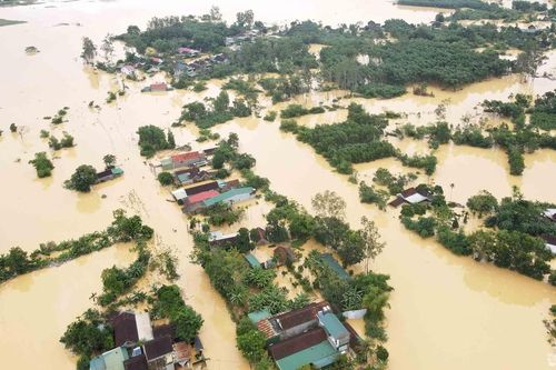 Người dân ở tâm lũ Thanh Chương tập trung khắc phục hậu quả ngập lụt