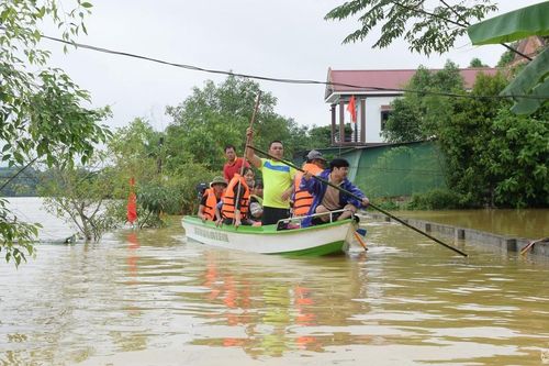 Nhiều làng mạc của Thanh Chương vẫn ngập chìm trong nước