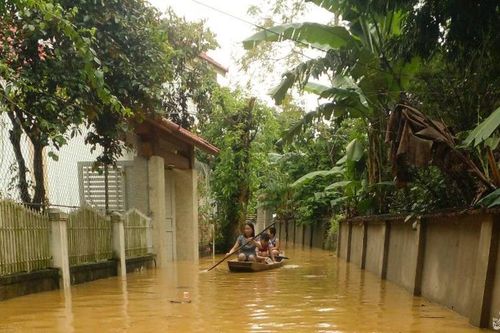 Nhiều địa phương ở Nam Đàn vẫn bị nước lũ bao vây