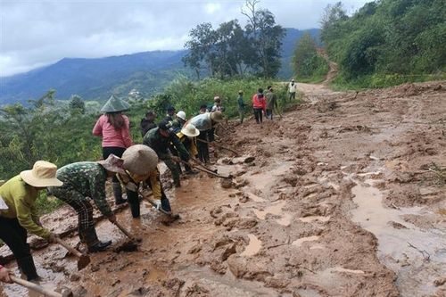 Kon Tum: Chung sức nối lại tuyến đường vào thôn bị chia cắt