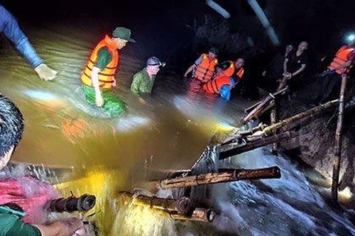Nghệ An: Vỡ đê kênh, hàng trăm người dầm mưa khắc phục