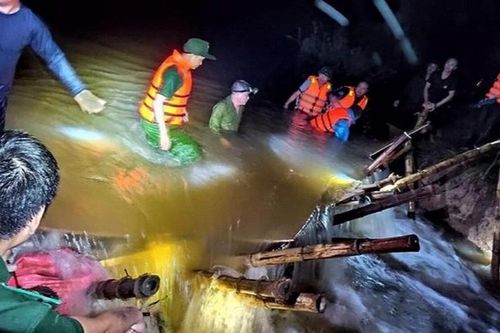 Hàng trăm người trắng đêm vá đê vỡ ở Nghệ An