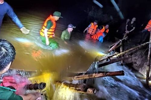 Nghệ An: Huy động hàng trăm người khắc phục sự cố vỡ đê ngay trong đêm