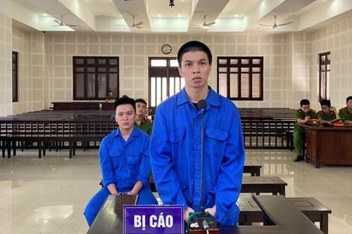 Mang kiếm chém hàng xóm sau khi vô cớ đạp cửa nhà người ta