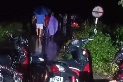 Trên đường đi khám bệnh về, 2 vợ chồng bị nước lũ cuốn mất tích