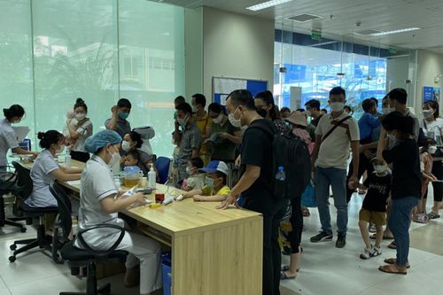 Bệnh nhi nhập viện tăng đột biến, nhiều bệnh viện ở Hà Nội quá tải