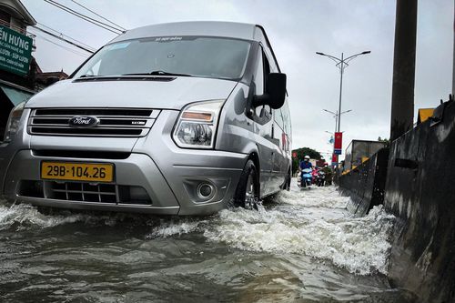 Quốc lộ 1A ngập sâu trong nước, ô tô nối đuôi nhau ùn ứ gần 2 cây số